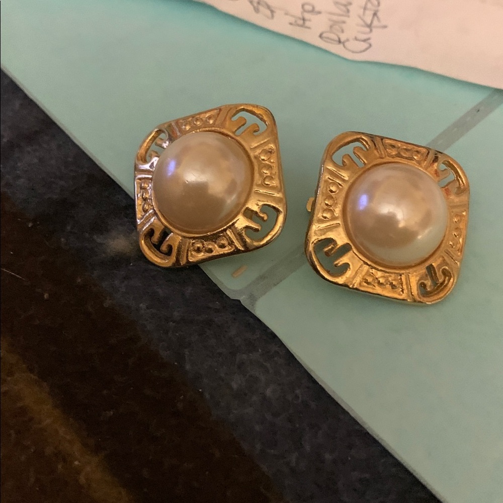 Vintage Gold Tone Clip-On Earrings with Pearl
